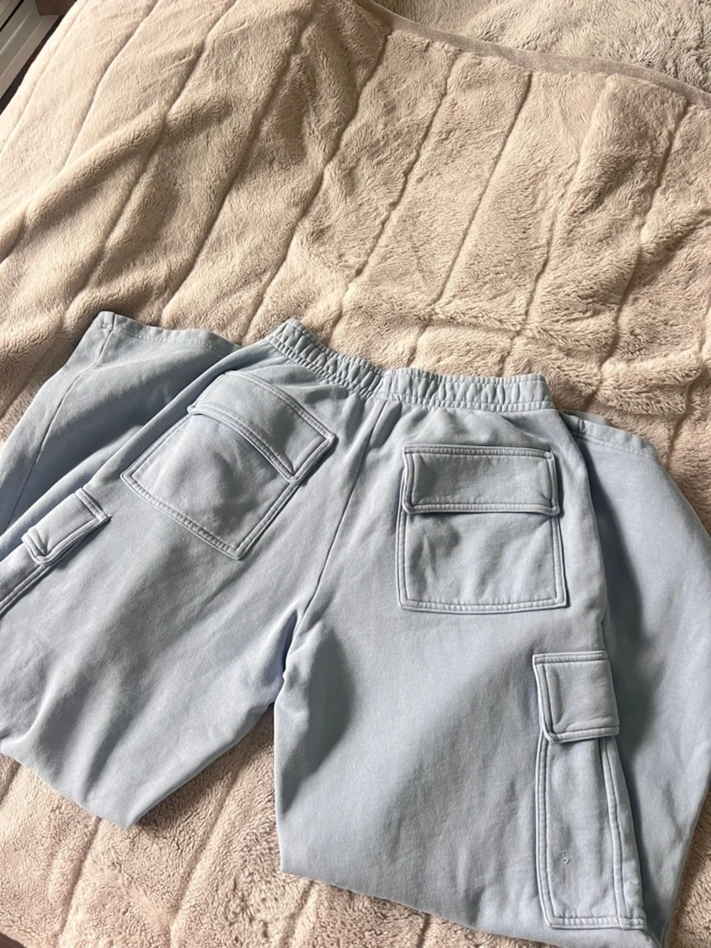 Aritzia TNA Light Blue Cozy Fleece Cargo Sweatpants - Picture 3 of 7